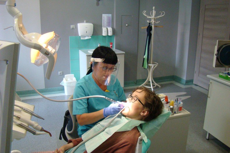 Pani doktor lecząca zęby pacjenta